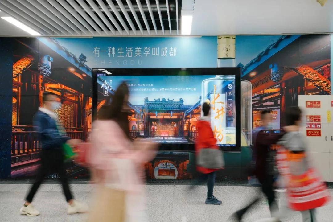 在成都地铁广州路站大量运用"品牌墙 品牌通道"相结合的媒体形式,给人