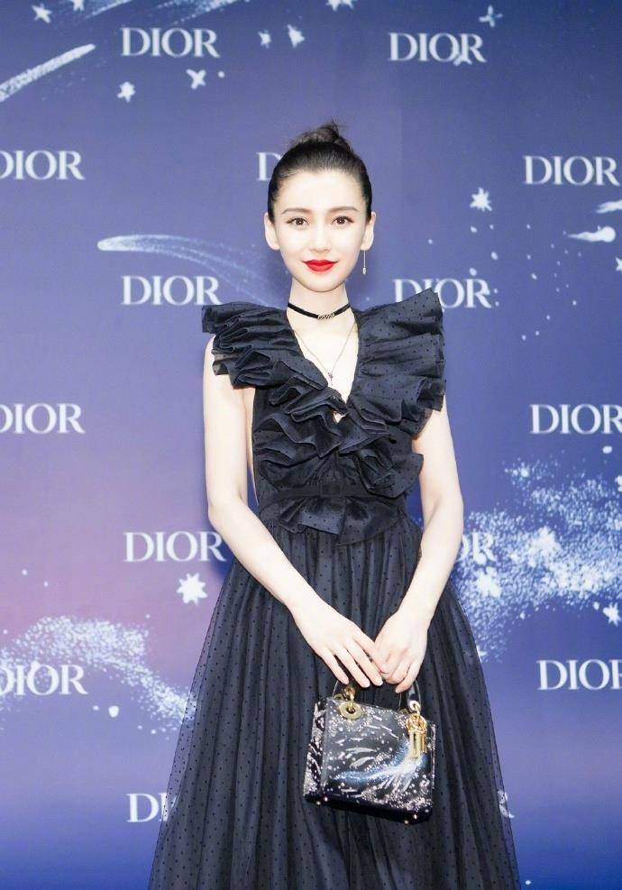 angelababy(杨颖)作为时髦的女明星之一,她的礼服穿搭总是给我们带来