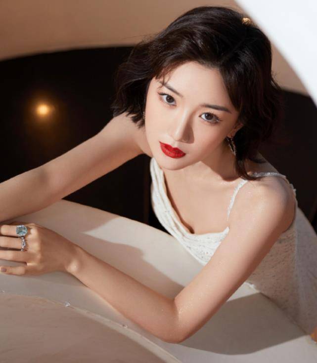 原创又一让前男友后悔女星!看毛晓彤穿吊带裙时:太替陈翔惋惜了