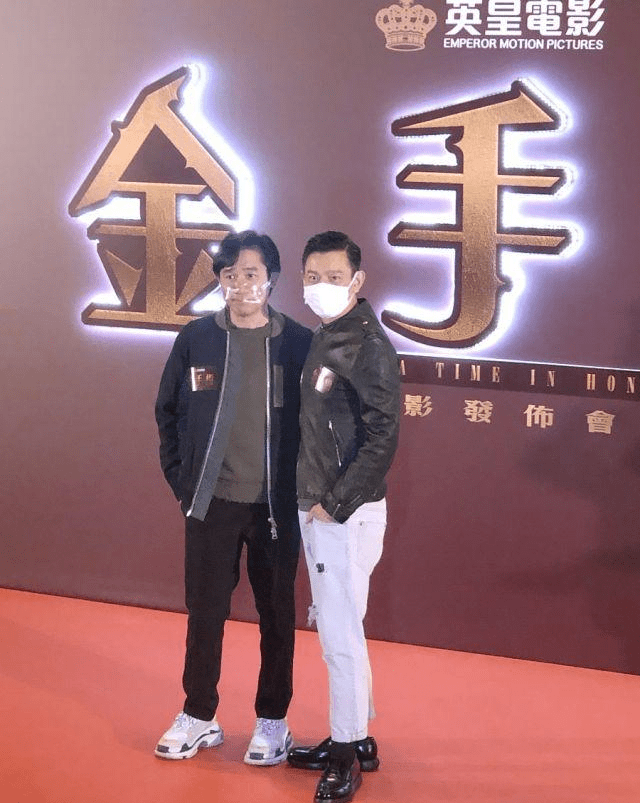 近日刘德华和梁朝伟一起现身电影《金手指》的发布会,这次刘德华看
