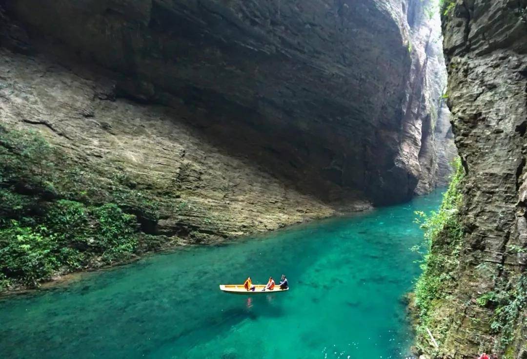 你错了,而且大错特错,这是恩施土家自治州鹤峰县的屏山大峡谷,最后一