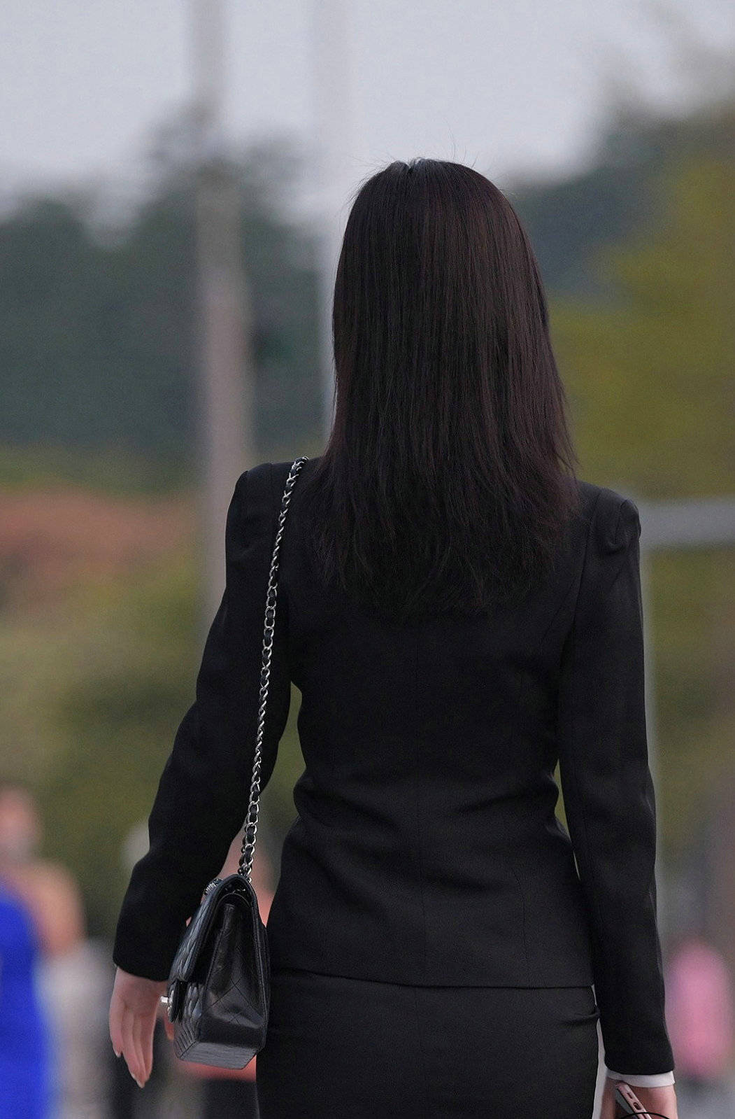 街拍:职业装加上了良好的修身裁剪,更能凸显女性的身姿曼妙