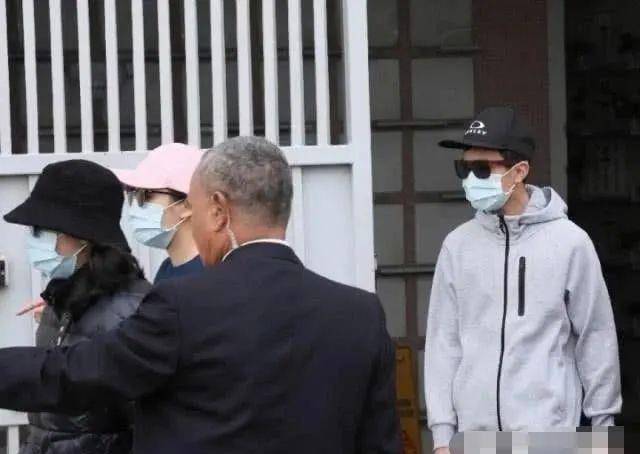 王俪桥嫁入李家这么多年来都是非常低调,媒体想拍到她都只能等到李家