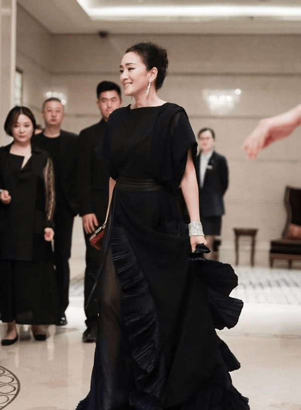 巩俐私下打扮像素人,没有礼服衬身材,穿身黑和舞台上挺不一样