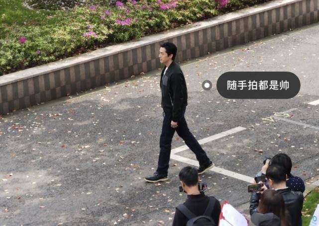 网友偶遇胡歌拍戏俯拍都是大长腿严肃拍完后表情夸张搞怪可爱