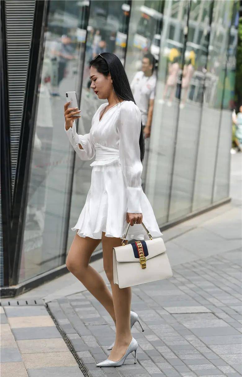 白色连衣裙搭配肉色丝袜 高跟鞋,也挺简单精致的