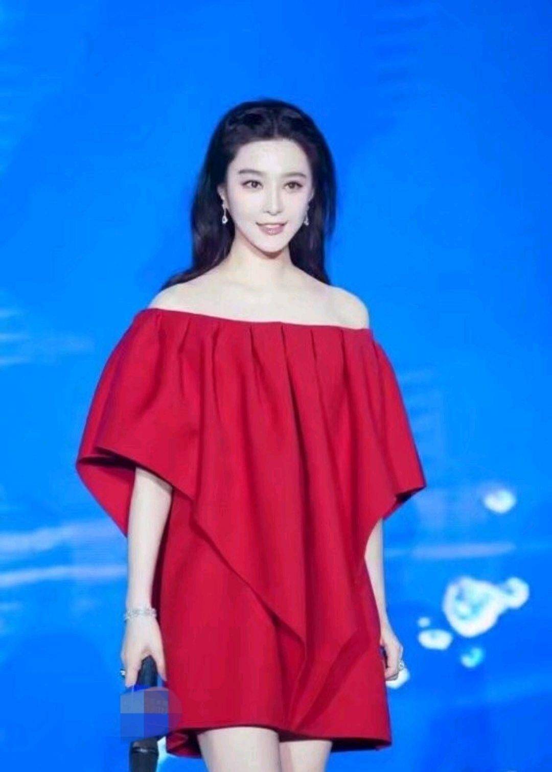 被范冰冰的气质惊艳到了!穿一字肩设计的红色连衣裙,这气质绝了