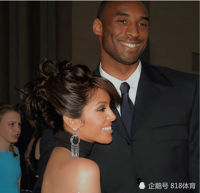 暖心科比瓦妮莎结婚20周年纪念日加索尔夫妇替科比给瓦嫂送花