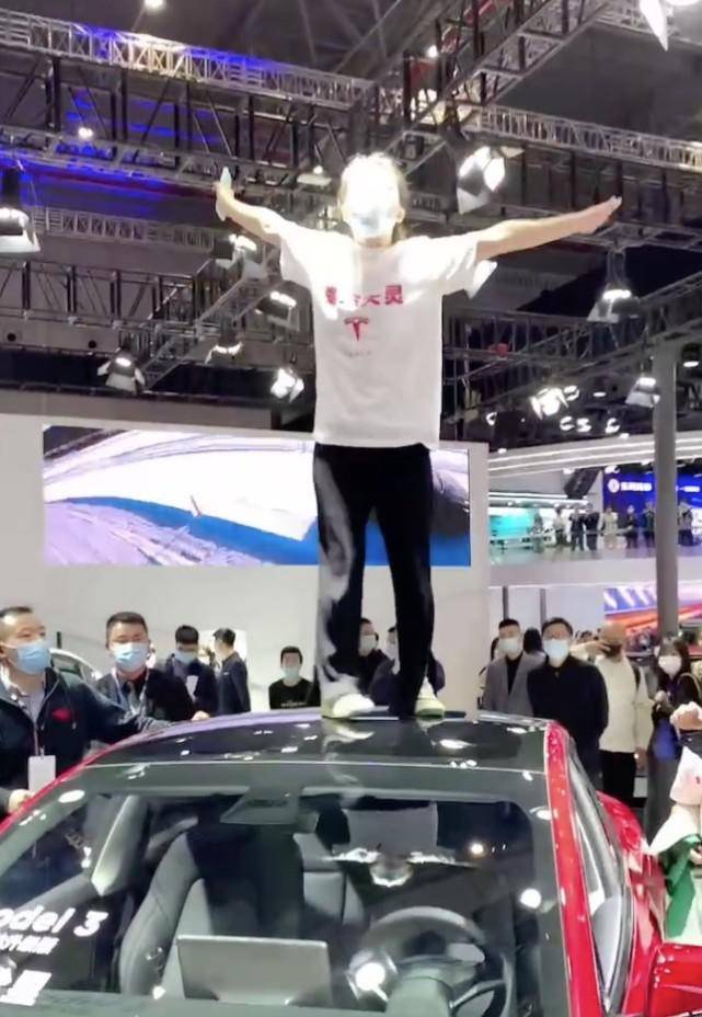 上海车展女子站特斯拉车顶维权被抬走,特斯拉:派出所已带回调查
