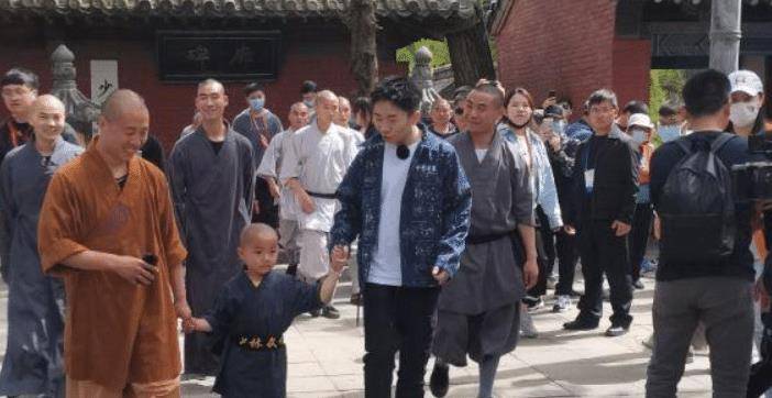 杨迪否认包场少林寺告诉我们:明星排场太大,不是你炫耀的资本