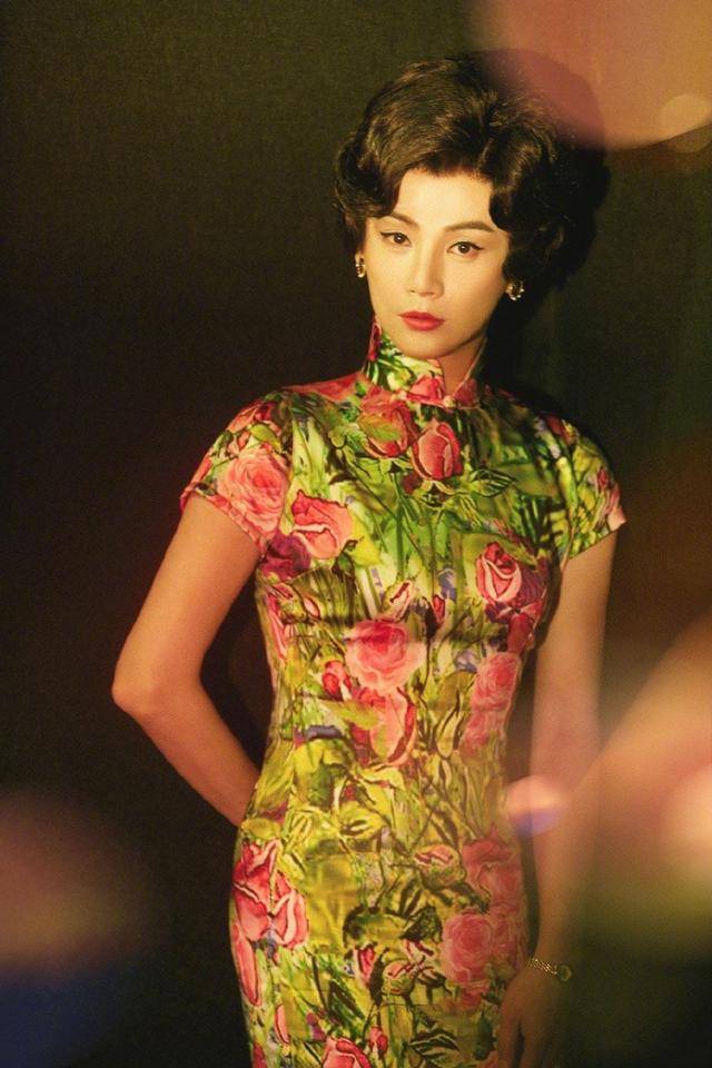 张曼玉在《花样年华》里换了23套旗袍,每一身旗袍都与苏丽珍当时的