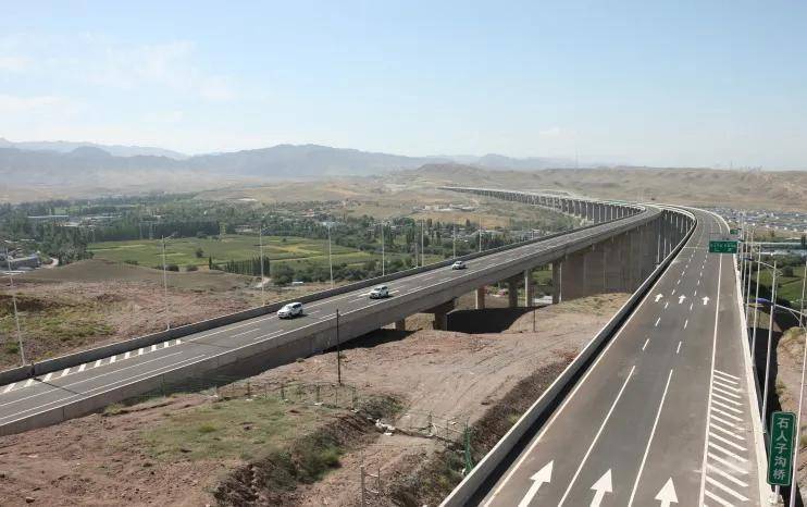 3乌鲁木齐绕城高速连霍高速公路上的果子沟大桥在新疆,著名的乌奎高速