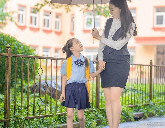 90后妈妈接儿子放学,穿着"大胆"被小学生嘲笑:又穿内衣接送了