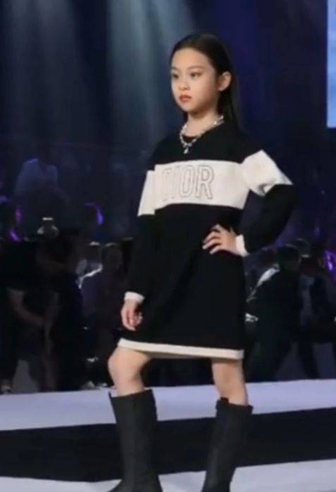 李小璐9岁女儿甜馨首次登台走秀,模特气场十足,网友:好帅!