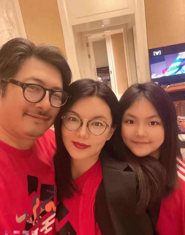 王岳伦现身李湘直播,肉麻表白破婚变传言,王诗龄晒黑变瘦初具女神范