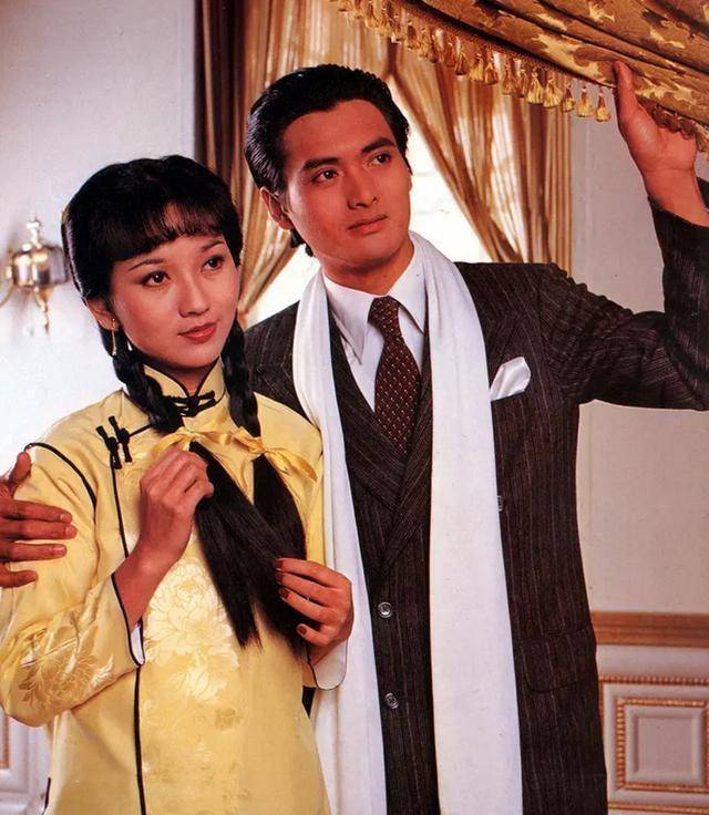 同样是演《上海滩》,黄晓明和周润发差在哪里?看打伞动作就懂了