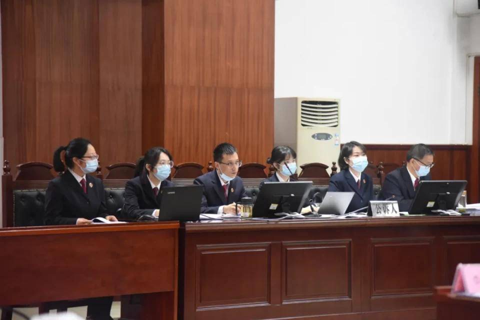 岳阳县法院开庭审理被告人刘七零等22人涉黑案