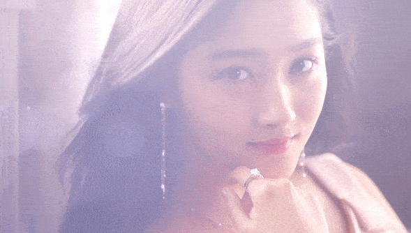 原创关晓彤穿婚纱照真迷人,前短后长设计感十足,大长腿超抢镜