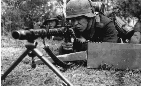 希特勒电锯,二战德军步兵班核心火力,mg42通用型机枪历史