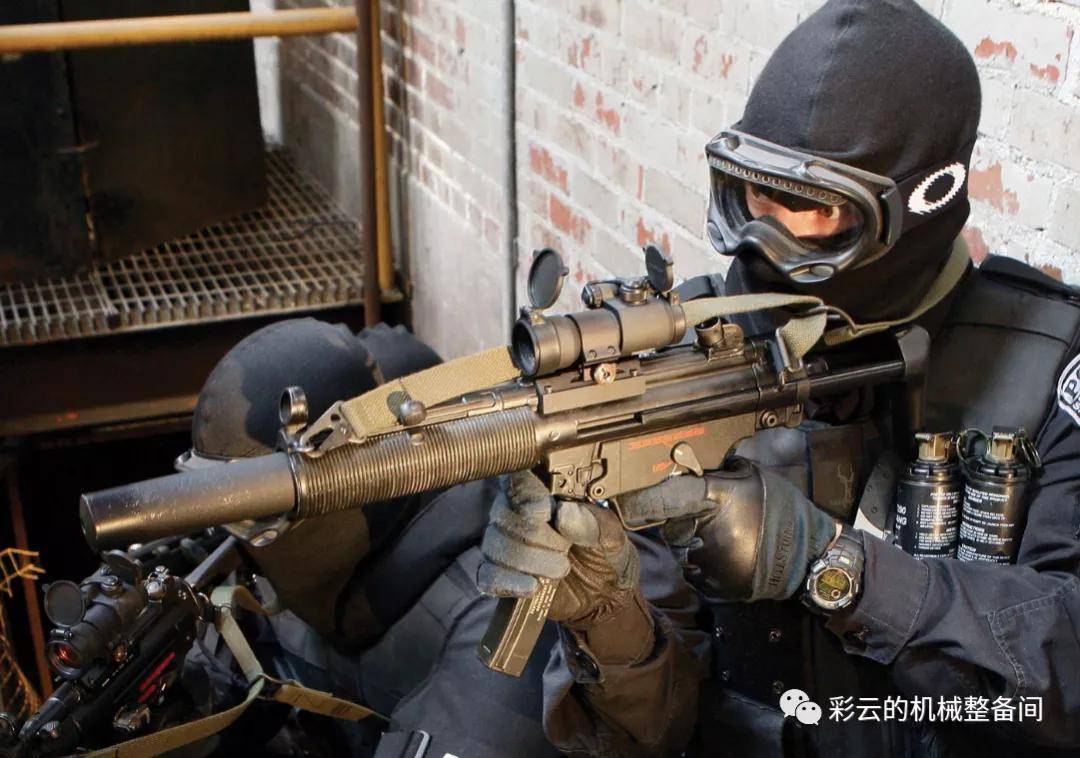 在mp5冲锋枪家族中有一个派生型号比较神秘,那就是mp5sd微声冲锋枪
