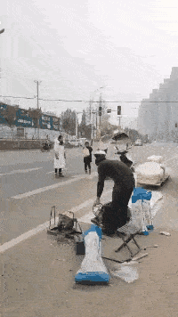 原创搞笑gif:看着都觉得尴尬 以后再也不穿裙子翻栏杆了