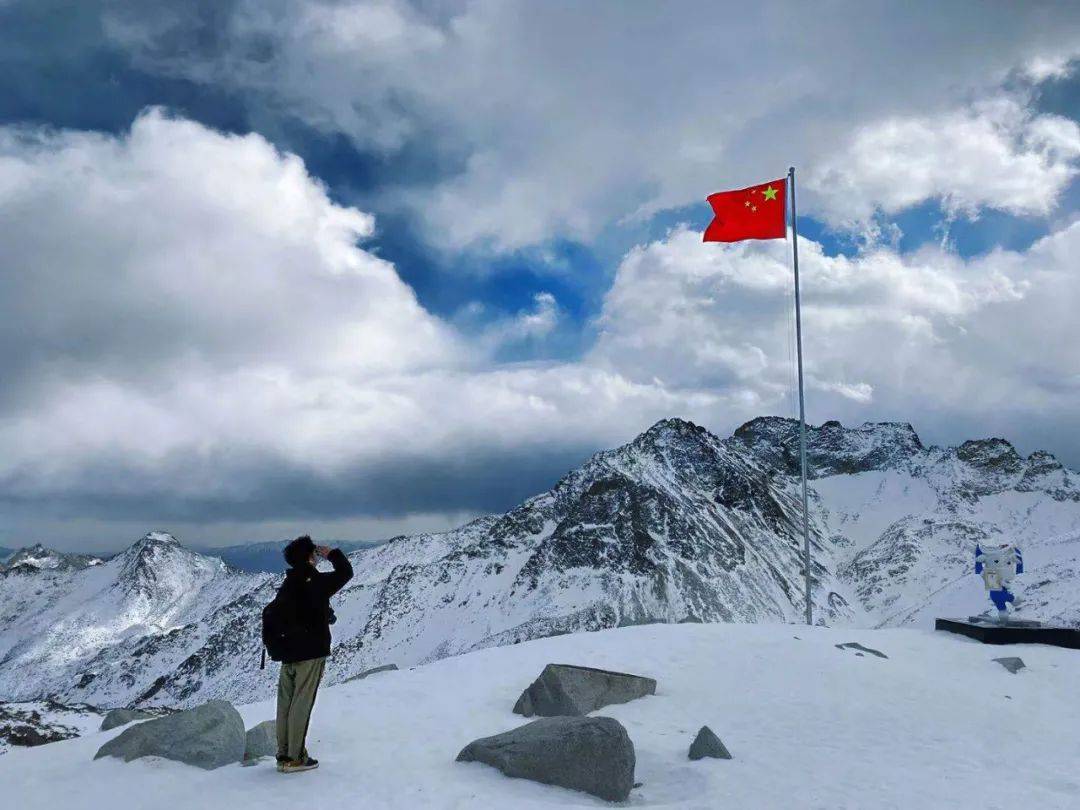 图片来源:@-大仙呀 在蓝天白云雪山的背景下,那抹独特的红被深深印刻