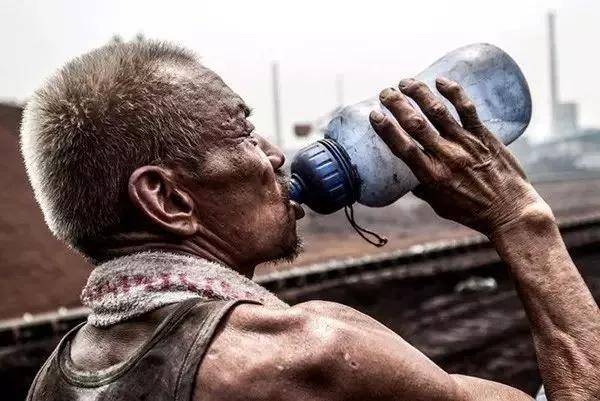 底层民工的惊人工作与生活照片,震撼无比!