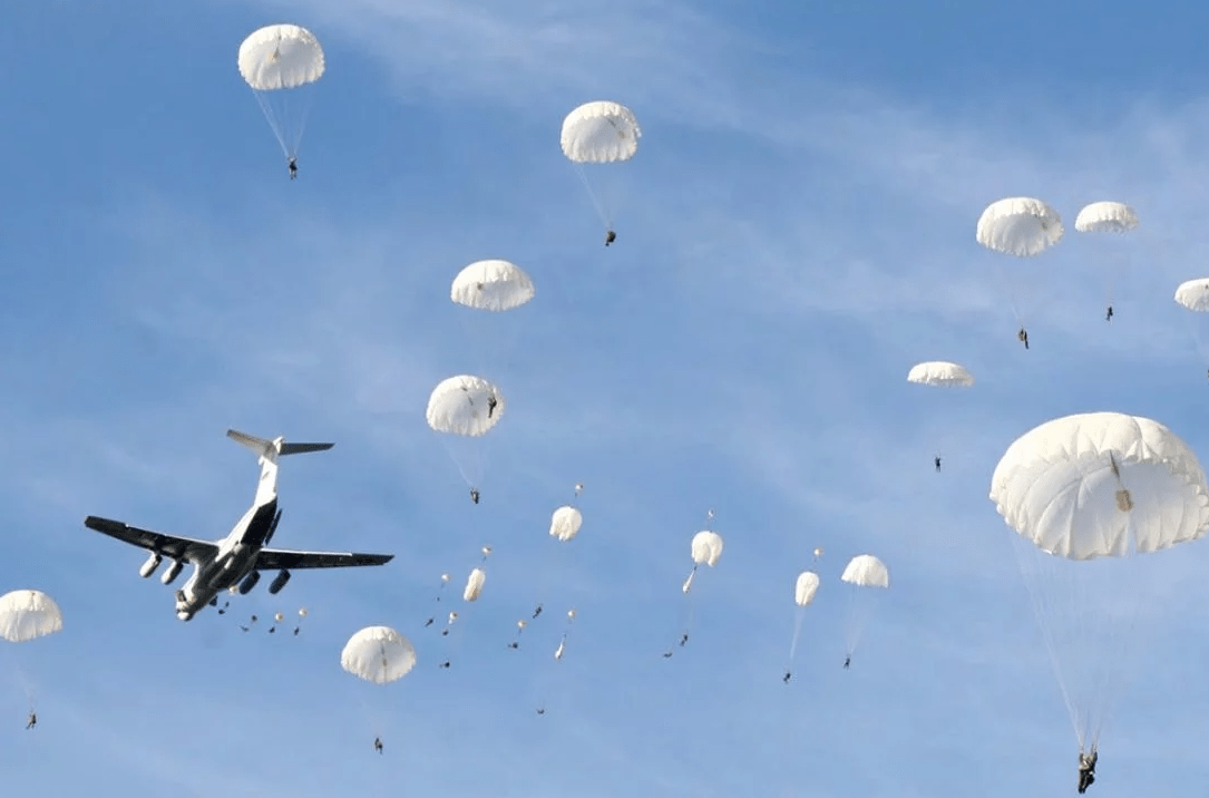 原创40架运输机出动俄2000名伞兵空降克里米亚是撤退也是进攻