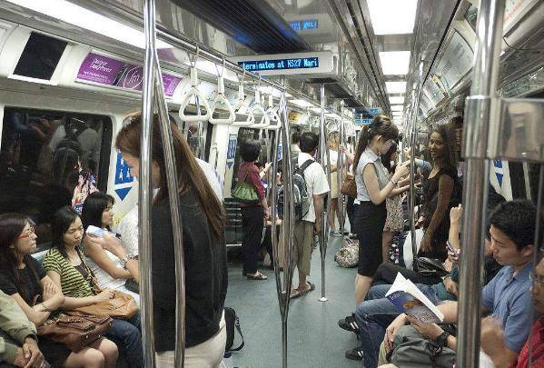 女子在地铁上哺乳,被男乘客占便宜,她说出五个字,对方