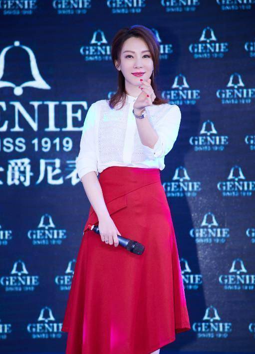 陈数真是中年女性穿衣标杆,这些半身裙穿搭优雅温柔,美得出众