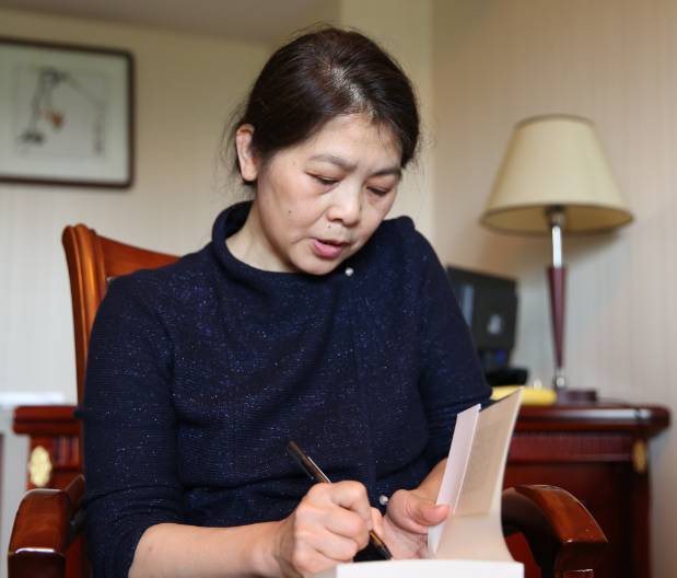 原创作家迟子建57岁的她明媚得像个少女她婚姻虽短幸福却很真实