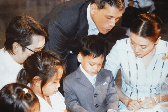 西拉米和泰王旧照太有爱,带提帮功王子玩小汽车,像普通一家三口