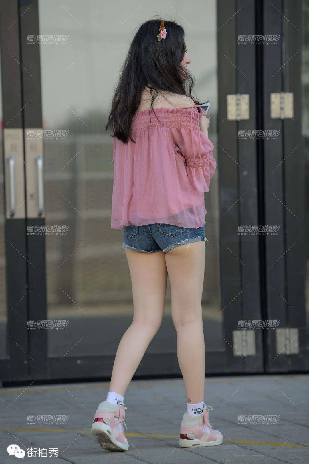 街拍:可爱热裤美女
