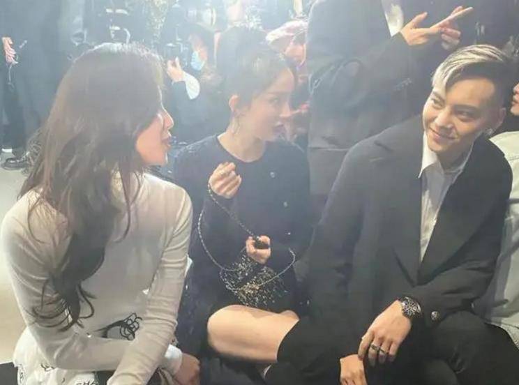 原创继活动同框后杨幂刘诗诗友情升温刘诗诗探班杨幂俩人难舍难分