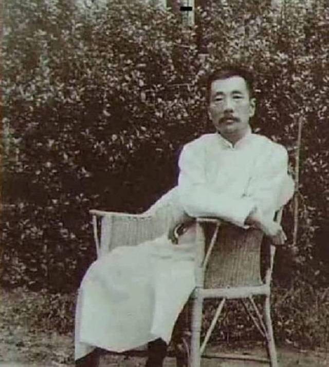 鲁迅先生照片演说中,先生完全被解读为一个"坏公民:他可以坐在藤椅上