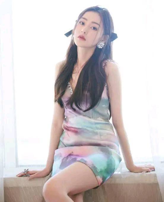 张天爱性感与身材无关,收起好身材,她依然轻而易举地凹出女人味