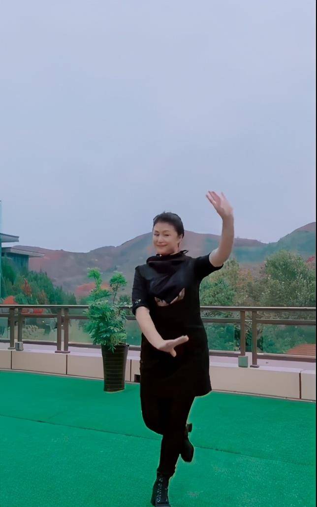 于月仙年轻时有多美?遇到赵本山后,她疯狂增重,还去乡村学种地