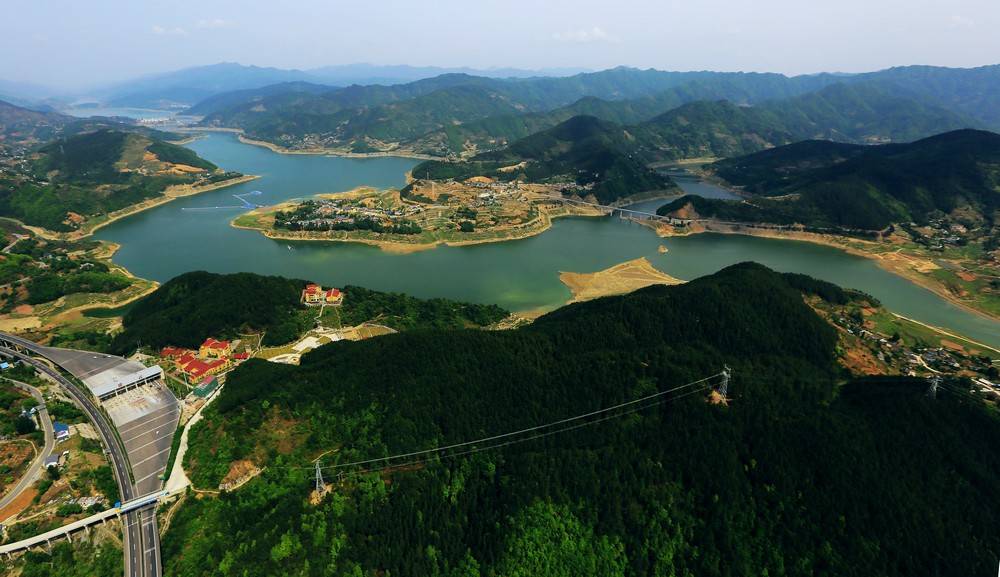 这个景区,就是位于四川省广元市利州区212国道旁的白龙湖风景名胜区.