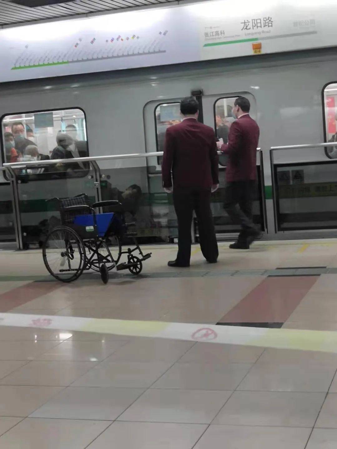 上海地铁中年乘客跳轨自杀,每一个成年人,都是在负重前行!