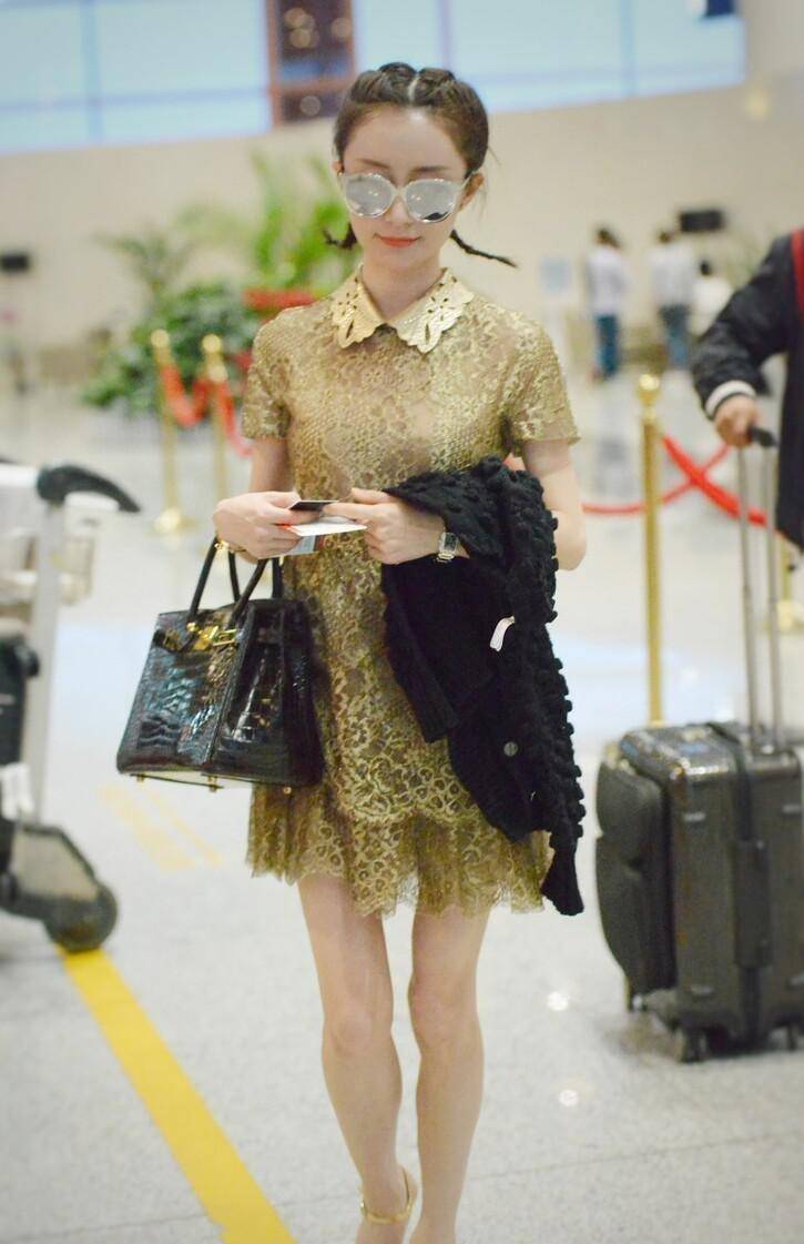 舒畅虽然个子才163cm,但身材比例真挺好,一双大长腿看着真撩人