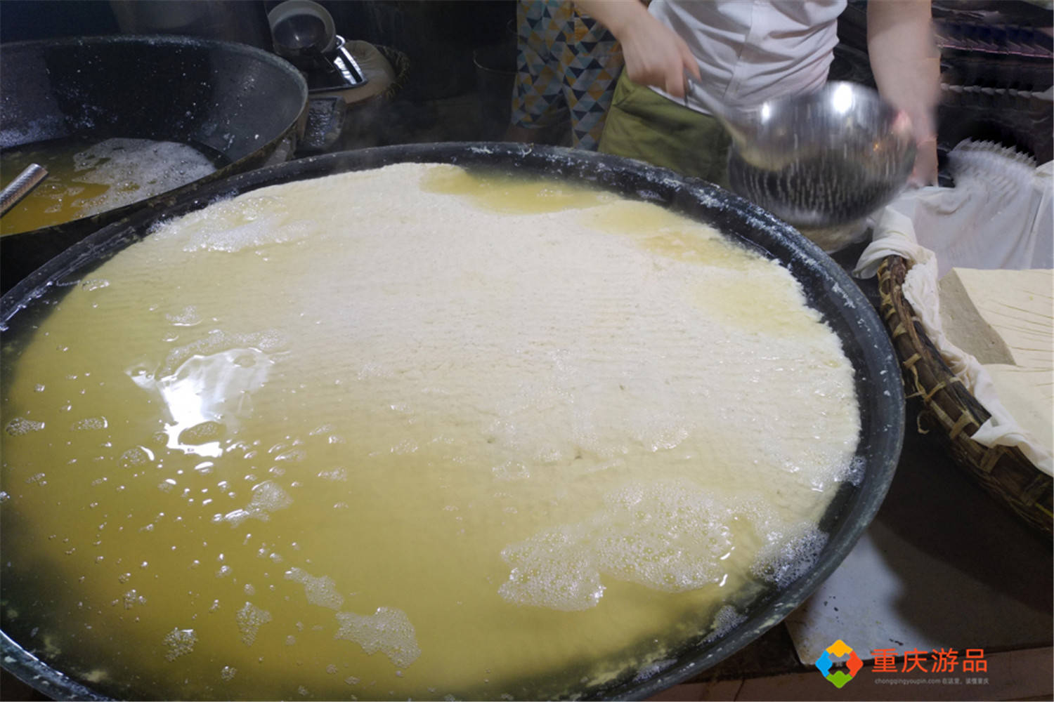 重庆木洞镇豆花都是水上漂每天营业8个小时食客络绎不绝