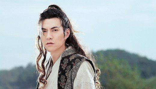 严屹宽戴墨镜摘草莓,网友:男神摘草莓都那么帅_古装