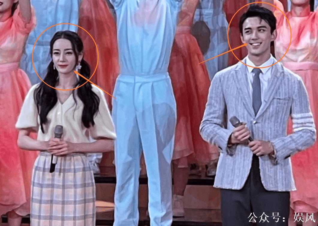 迪丽热巴五四晚会同框,失去"歌隼"滤镜后,姐弟感扑面而来
