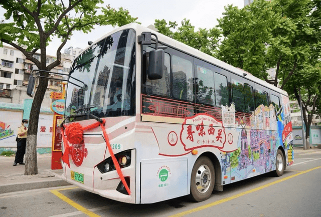广州宝藏公交车,每站都是地道老广美食,第一个站已经吃撑了