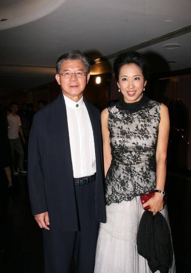 郭晶晶婆婆真会穿,白色纱裙外拼层黑色蕾丝,更是高贵撩人