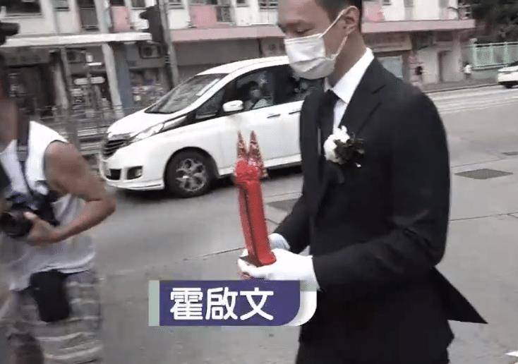 霍震寰儿子霍启文率先捧着霍老太的灵位上车.