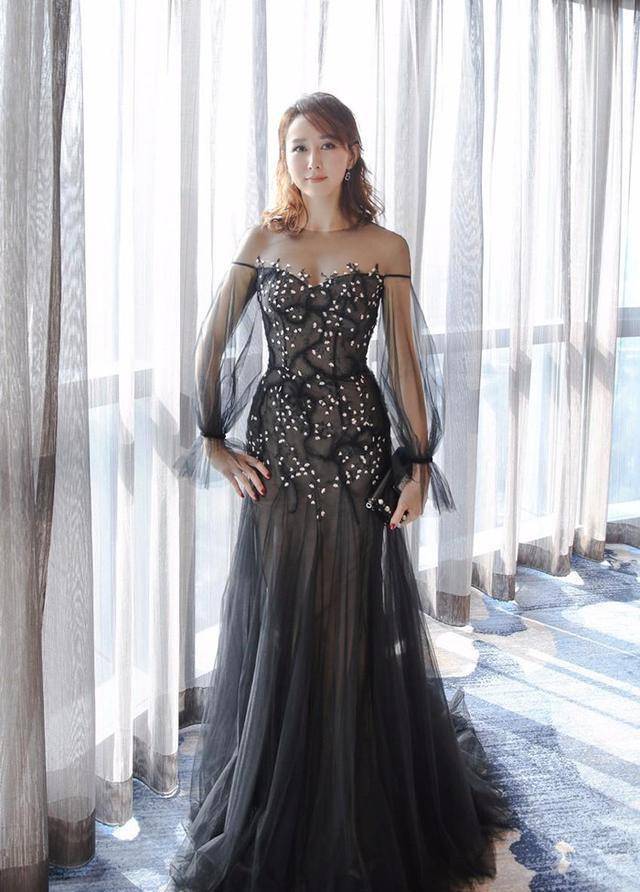 百亿阔太胡静,穿黑色薄纱礼服优雅华贵,淡妆披发更温婉