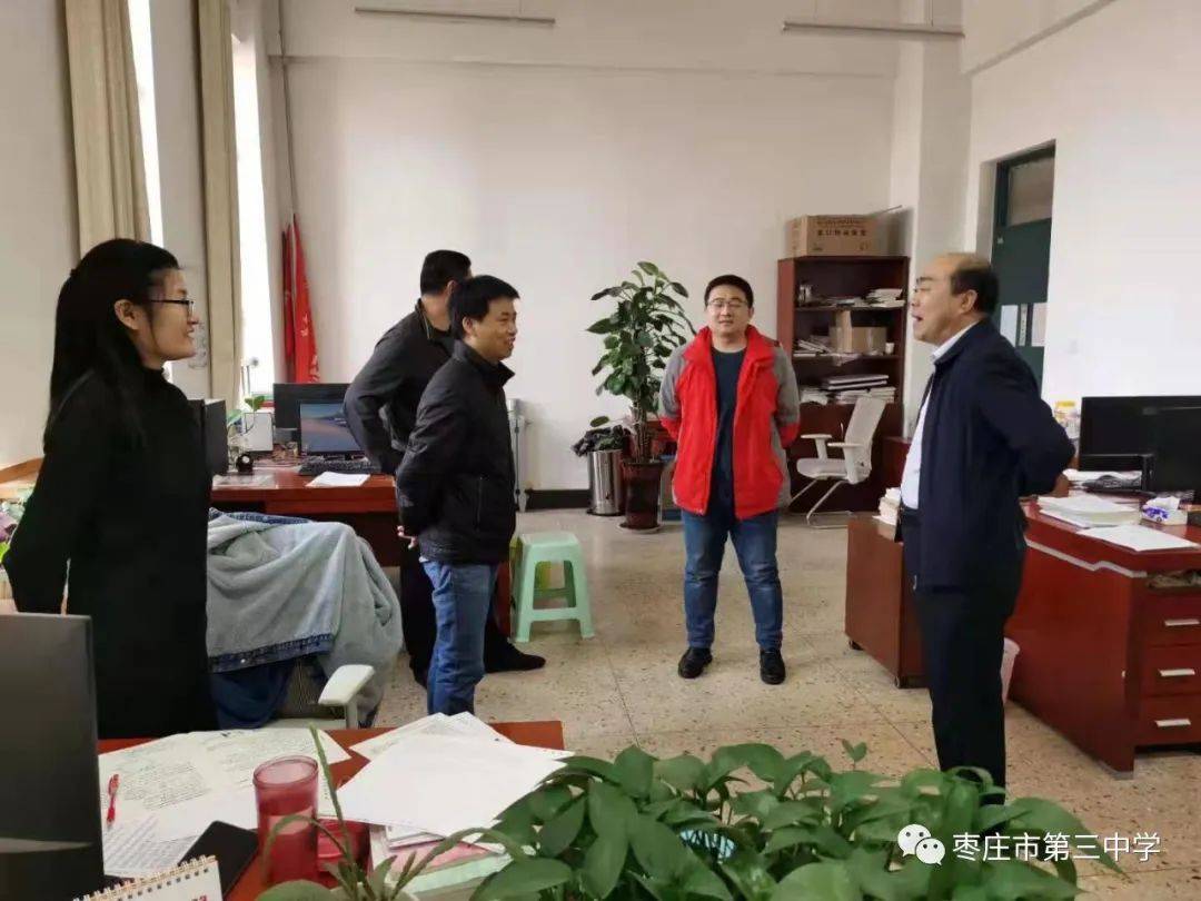 4月27日,枣庄三中校长吴修洪到高三年级指导教学,为高三的师生鼓劲