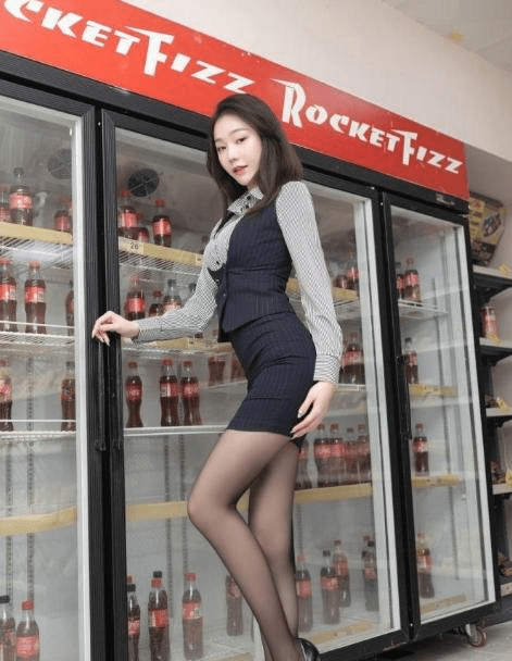 长发美女"条纹职业套装",配"黑丝高跟鞋"尽显女性魅力