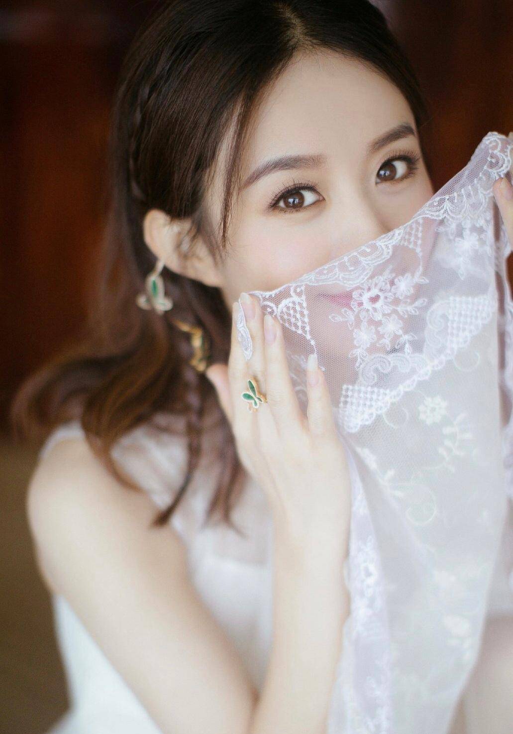 再者就是,这一只作了美甲的小手,也能从侧面体现出赵丽颖"臭美".